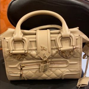 Burberry logos tote bag leather.